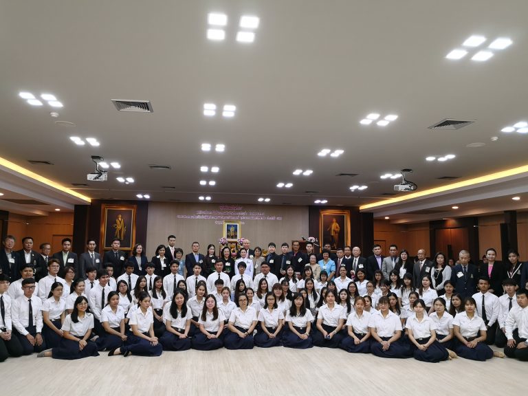 “ผู้ให้ย่อมเป็นที่รัก: พิธีรับเครื่องราชอิสริยาภรณ์อันเป็น ที่สรรเสริญยิ่ง ดิเรกคุณาภรณ์ และแสดงกตเวทิตาจิตต่อผู้มีอุปการคุณแก่คณะนิติศาสตร์ จุฬาลงกรณ์มหาวิทยาลัย ประจําปี การศึกษา 2560”