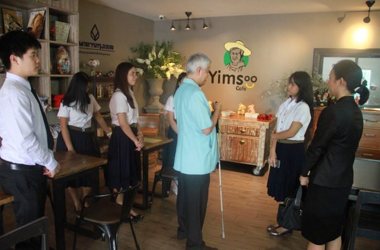 ชมรมนกสีขาว คณะนิติศาสตร์ จุฬาฯ มอบแผ่นเสียงกฎหมายให้แก่มูลนิธิคนตาบอด ในโครงการนกฮูกตาเพชร