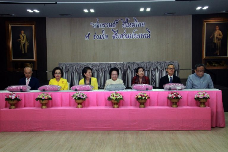 สรงน้ำพระพุทธรูปและพิธีรดน้ำขอพรจากคณาจารย์อาวุโส วันอังคารที่ 10 เมษายน 2561 ณ ห้องศาสตราจารย์ ดร.อุกฤษ  มงคลนาวิน ชั้น 5