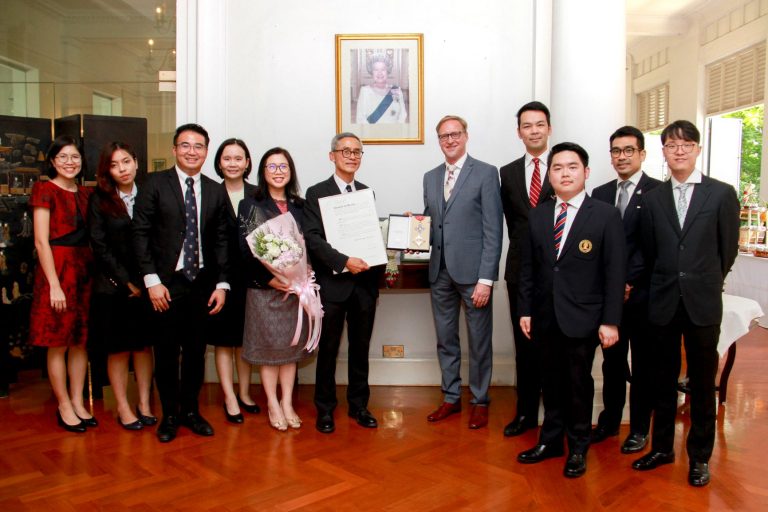 “ศาสตราจารย์กิตติคุณ วิทิต มันตาภรณ์” จากนิติ จุฬาฯ คนไทยคนที่สองได้รับเครื่องราชย์ชั้นสูง จากอังกฤษ