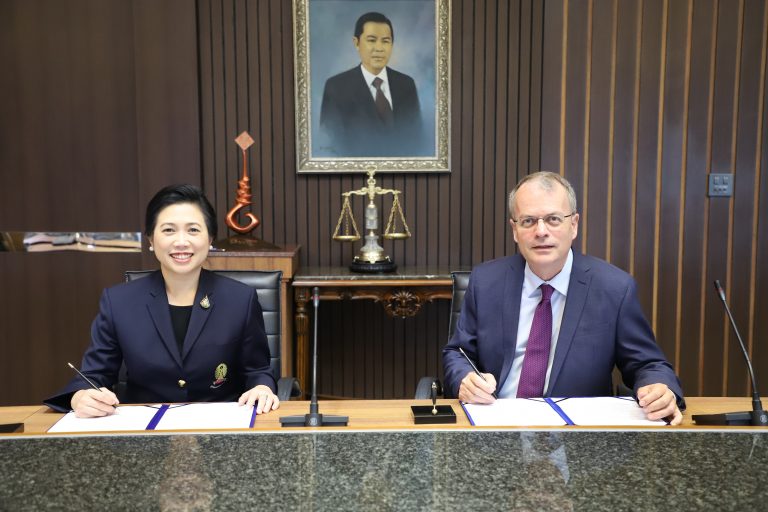 University of British Columbia ประเทศแคนาดา และ Kyushu University ประเทศญี่ปุ่น เดินทางมาเพื่อกระชับความสัมพันธ์และลงนามสัญญาความร่วมมือกับคณะนิติศาสตร์ จุฬาลงกรณ์มหาวิทยาลัย