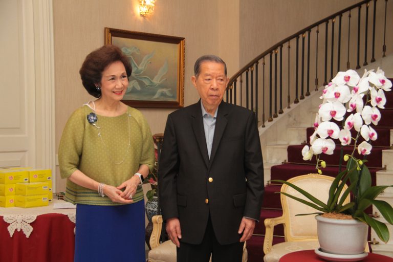 กราบคารวะและขอพรปีใหม่ พุทธศักราช 2564 จากศาสตราจารย์ ดร.อุกฤษและท่านผู้หญิงมณฑินี  มงคลนาวิน
