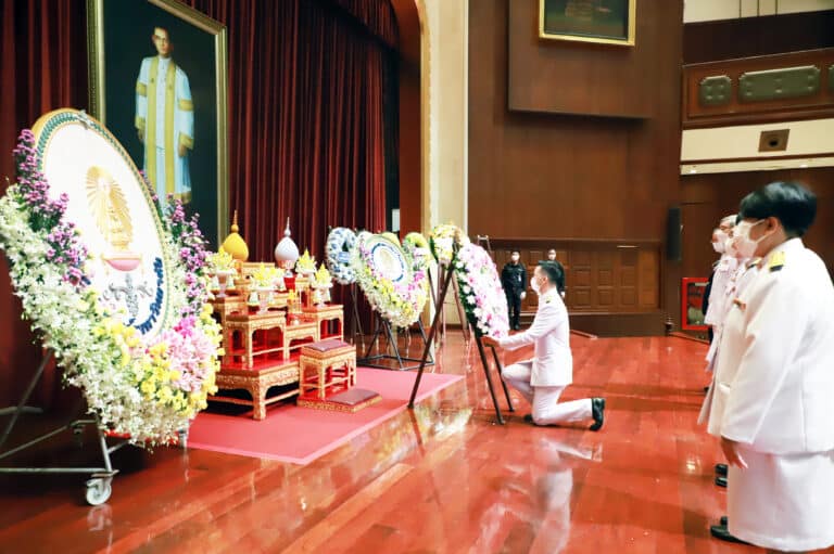 พิธีวางพวงมาลาถวายสักการะและบำเพ็ญกุศลอุทิศถวาย พระบาทสมเด็จพระบรมชนกาธิเบศร มหาภูมิพลอดุลยเดชมหาราช บรมนาถบพิตร ประจำปี 2565
