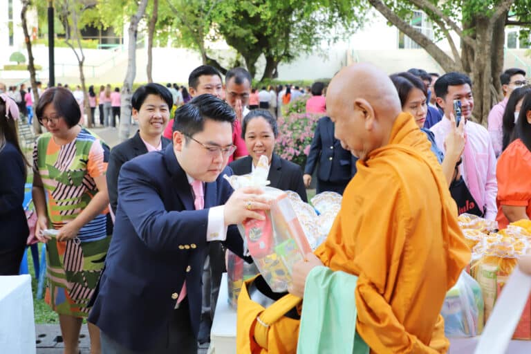 คณะนิติศาสตร์ตักบาตรปีใหม่ร่วมกับจุฬาลงกรณ์มหาวิทยาลัย 2567