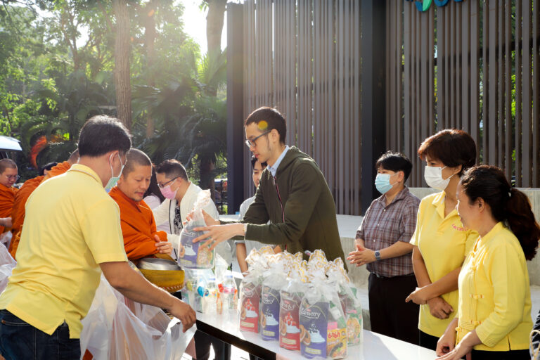 คณะนิติศาสตร์ตักบาตรปีใหม่ร่วมกับคณะนิเทศศาสตร์ จุฬาลงกรณ์มหาวิทยาลัย 2567