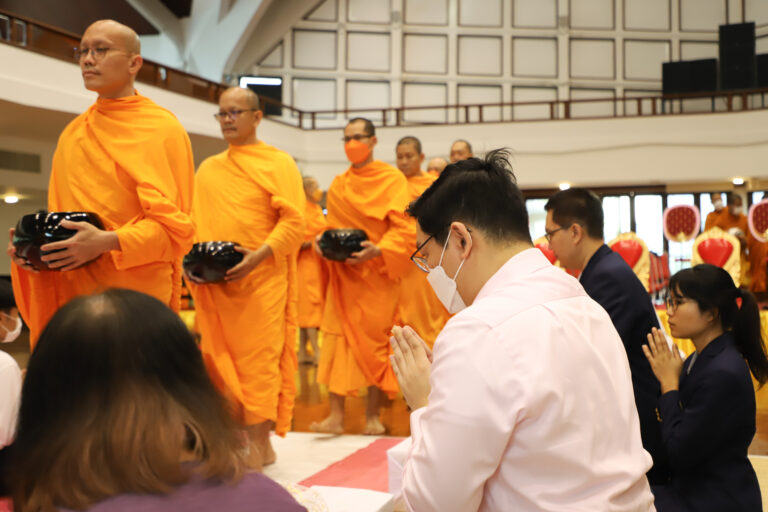 คณะนิติศาสตร์ตักบาตรปีใหม่ร่วมกับสำนักบริหารกิจการนิสิต จุฬาลงกรณ์มหาวิทยาลัย 2567