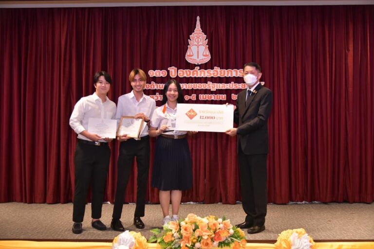 นิสิตนิติศาสตร์ จุฬาฯ คว้ารางวัลชนะเลิศการแข่งขันโต้วาที