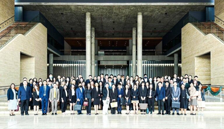 ศึกษาดูงานนอกสถานที่ สำหรับการเรียนกฎหมาย หลักสูตรนิติศาสตรบัณฑิต ภาคบัณฑิต (นอกเวลาราชการ) ณ รัฐสภา กรุงเทพมหานคร