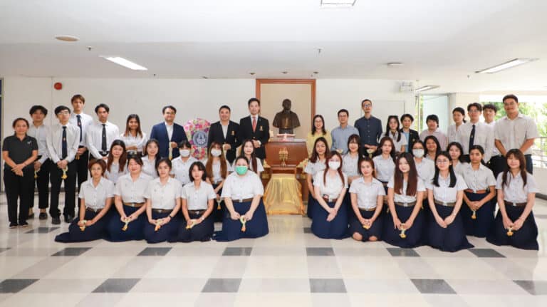 คณะผู้บริหาร คณาจารย์ บุคลากร และนิสิต คณะนิติศาสตร์ จุฬาฯ ถวายสักการะพระบรมรูป พระบาทสมเด็จพระมงกุฎเกล้าเจ้าอยู่หัว และพระรูป สมเด็จพระเจ้าภคินีเธอ เจ้าฟ้าเพชรรัตนราชสุดา สิริโสภาพัณณวดี