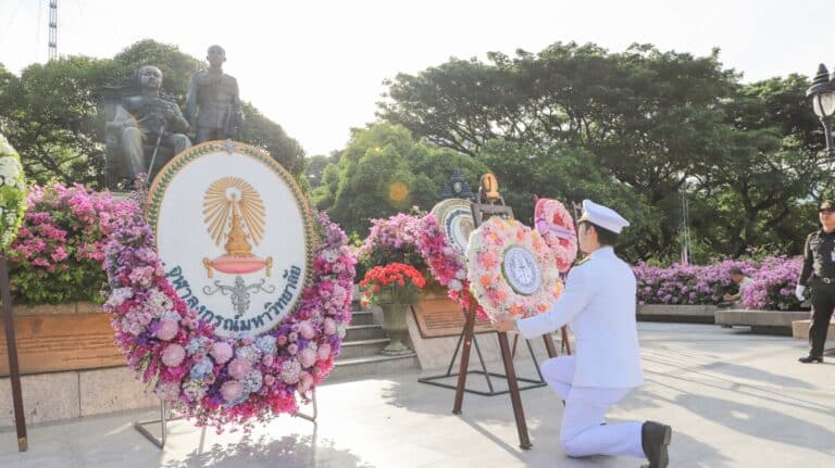 รองคณบดีคณะนิติศาสตร์ จุฬาฯ ร่วมพิธีวางพวงมาลาในนามของจุฬาลงกรณ์มหาวิทยาลัย ถวายสักการะพระบาทสมเด็จพระมงกุฎเกล้าเจ้าอยู่หัว