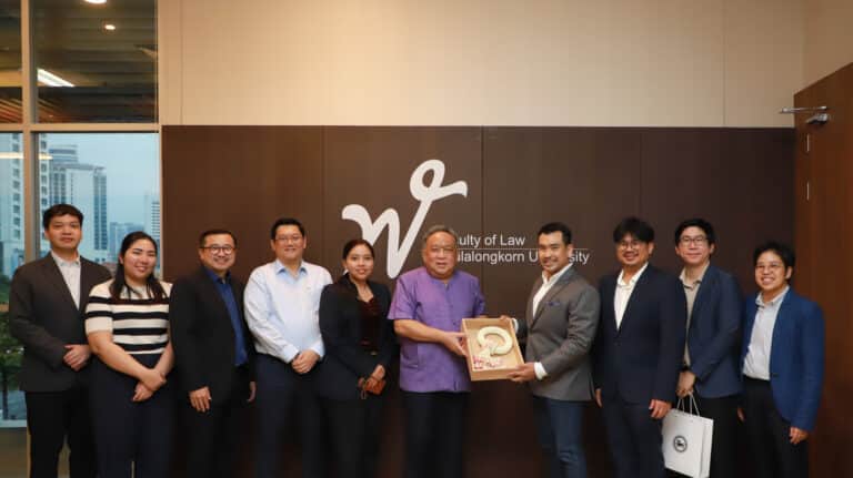 คณบดีคณะนิติศาสตร์ กราบคารวะ ศาสตราจารย์ พิเศษธงทอง จันทรางศุ เนื่องในโอกาสเข้าดำรงตำแหน่งคณบดีคณะนิติศาสตร์