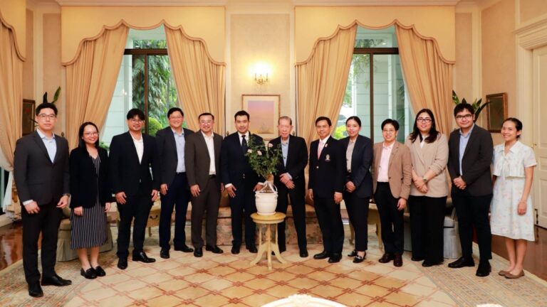 คณบดีคณะนิติศาสตร์ จุฬาฯ เข้ากราบคารวะศาสตราจารย์ ดร.อุกฤษ มงคลนาวิน