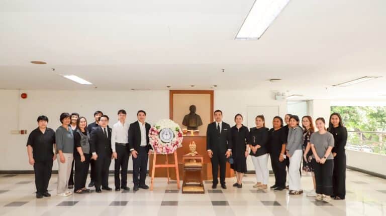 ถวายสักการะพระบรมรูป พระบาทสมเด็จพระมงกุฎเกล้าเจ้าอยู่หัว และพระรูปสมเด็จพระเจ้าบรมวงศ์เธอ เจ้าฟ้าเพชรรัตนราชสุดา สิริโสภาพัณณวดี กรมพระนครปฐมบรมขัตติยานี มหาธีรราชธิดา