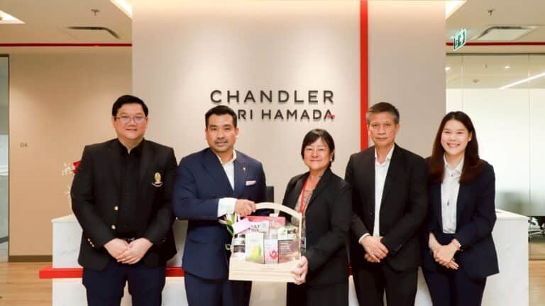 คณบดีคณะนิติศาสตร์ จุฬาฯ นำกระเช้ามอบแก่คุณเจษฎา สวัสดิพงษ์ Chairman & Senior Partner บริษัท แชนด์เล่อร์ โมริ ฮะมะดะ จำกัด